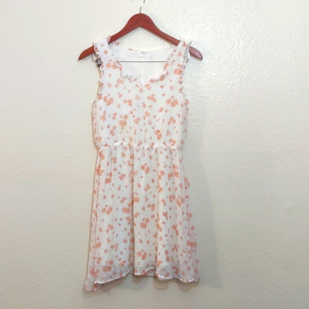 SLIGHTLY USED SIENNA SKY SLEEVELESS WHITE WITH CORAL COLOR FLORAL SIZE S